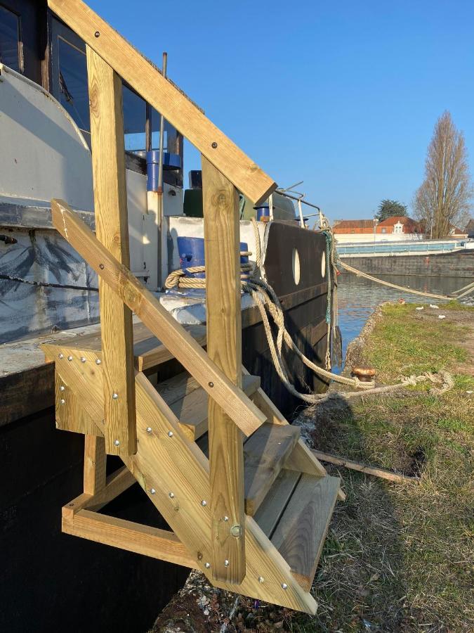 Peniche "Louise Michel" Sejournez Dans L'Appartement Du Capitaine, Offrez Vous Une Experience Inoubliable Au Fil De L'Eau Douai Luaran gambar